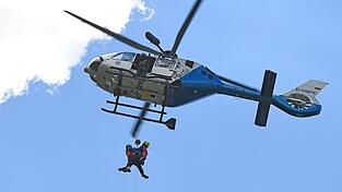 Nach einem Felssturz mussten 20 Wanderer in Oberbayern mit einem Hubschrauber aus den Bergen gerettet werden. (Symbolbild)