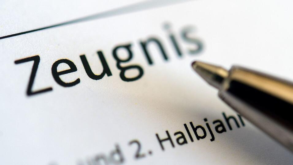 Vor dem Zeugnistag haben so manche Schülerinnen und Schüler Angst - wenn ihre Versetzung gefährdet ist. (Symbolbild)