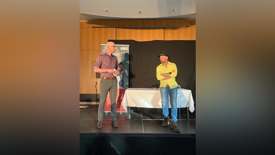 Polizeiobermeister Rudolf Schmuderer und Kabarettist Tom Bauer (rechts) informierten unterhaltsam &uuml;ber verschiedene betr&uuml;gerische Machenschaften und wie man sich davor sch&uuml;tzen kann.