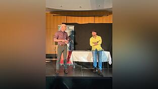 Polizeiobermeister Rudolf Schmuderer und Kabarettist Tom Bauer (rechts) informierten unterhaltsam &uuml;ber verschiedene betr&uuml;gerische Machenschaften und wie man sich davor sch&uuml;tzen kann.