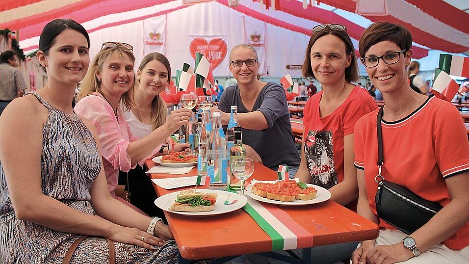 Diese Damenrunde genießt bei italienischer Musik, Weißwein und südländischen Gerichten den Abend am Rodinger Volksfest. Diese Damenrunde genießt bei italienischer Musik, Weißwein und südländischen Gerichten den Abend am Rodinger Volksfest.