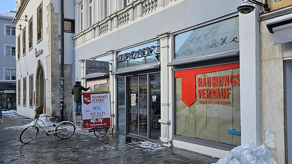 An den Schaufenstern wurden am Dienstagmittag entsprechende Aufkleber f&uuml;r den R&auml;umungsverkauf angebracht. Nach zehn Jahren am Theresienplatz wird die Filiale voraussichtlich Mitte Februar schlie&szlig;en.