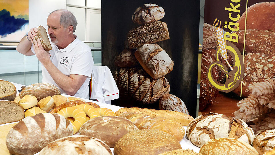 Brotpr&uuml;fer Manfred Stiefel testet in der Sparkasse Landshut bis zu 50 Backwaren an einem Tag.