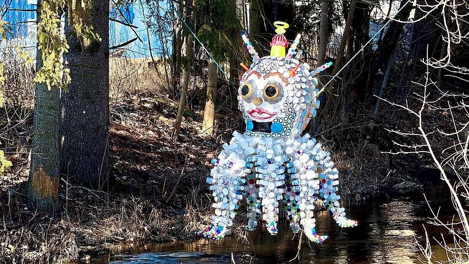 Auch die beiden M&uuml;llmonster, die K&uuml;nstlerin Tanja M. Federl aus Abfall geschaffen hat, haben den Winter gut &uuml;berstanden.