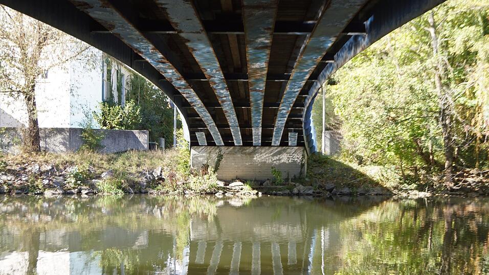 Die Sch&auml;den am Flo&szlig;gassensteg in Vilsbiburg offenbaren sich, wenn man das Bauwerk von unten betrachtet. In den vergangenen Jahren hat der Rost immer mehr die Stahltr&auml;ger angegriffen.