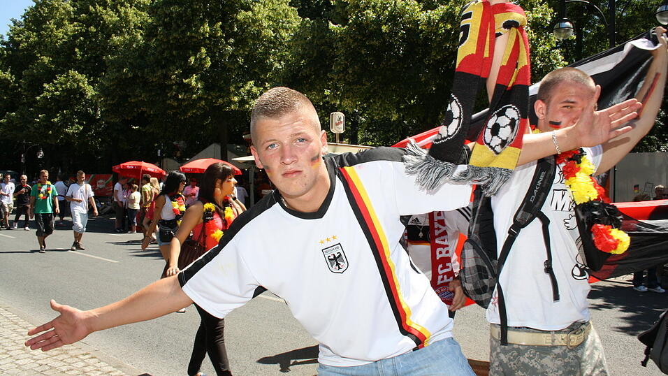 Christian Fertl war am Sonntag auf der Fanmeile in Berlin und erlebte dort das Achtelfinale gegen England auf Gro&szlig;leinwand.