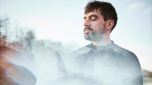 Der Regensburger Singer-Songwriter Talking Nerves alias Tobias Ertl verarbeitet in seinen leichten, tagträumerischen Songs schwere persönliche Verluste und Depressionen.