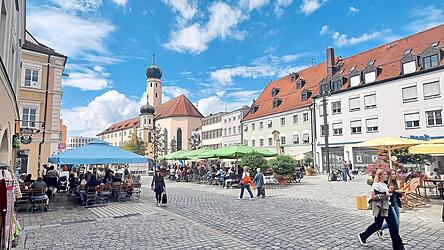„Jahrmarkt“ oder nicht? Dieses Bild soll die Ausstattung der Freischankflächen am Theresienplatz mit pastellfarbenen Sonnenschirmen zeigen. „Jahrmarkt“ oder nicht? Dieses Bild soll die Ausstattung der Freischankflächen am Theresienplatz mit pastellfarbenen Sonnenschirmen zeigen.