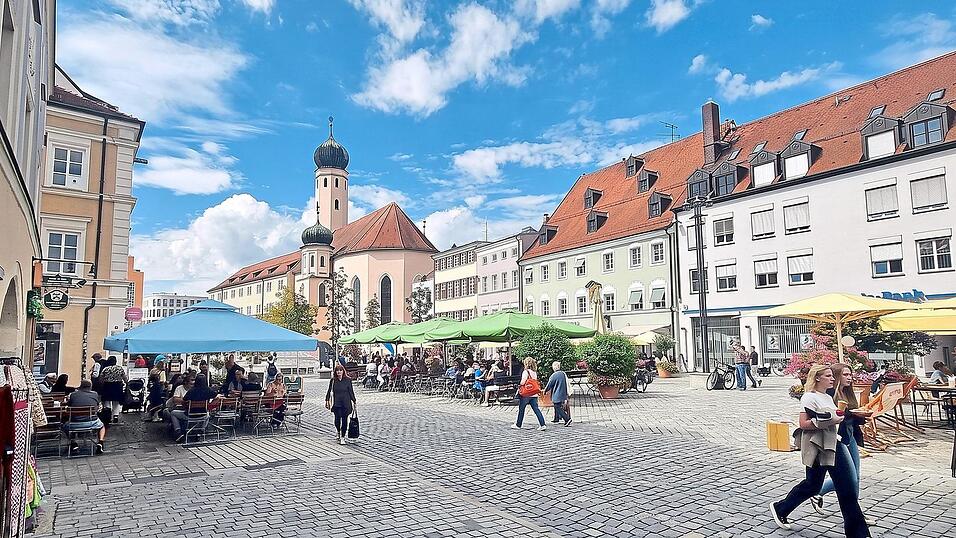 „Jahrmarkt“ oder nicht? Dieses Bild soll die Ausstattung der Freischankflächen am Theresienplatz mit pastellfarbenen Sonnenschirmen zeigen. „Jahrmarkt“ oder nicht? Dieses Bild soll die Ausstattung der Freischankflächen am Theresienplatz mit pastellfarbenen Sonnenschirmen zeigen.