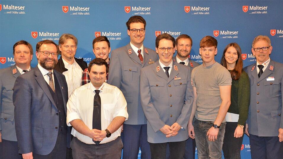 Zahlreiche Ernennungen und Ehrungen nahmen die Malteser vor. Stadtpfarrer Franz Reitinger (2. v. l.) freute sich über die Aktivitäten beim Dienst am Nächsten. Zahlreiche Ernennungen und Ehrungen nahmen die Malteser vor. Stadtpfarrer Franz Reitinger (2. v. l.) freute sich über die Aktivitäten beim Dienst am Nächsten.