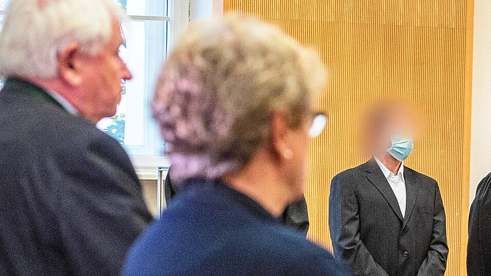 Die Eltern der get&ouml;teten Maria Baumer, Maria und Alois (l.) m&uuml;ssen am Dienstag noch einmal 'die Geschichte, die mit dem Tod Marias' endete, ertragen. Der angeklagte Christian F. (r.) muss lebenslang ins Gef&auml;ngnis. Die Richter stellten zudem die besondere Schwere der Schuld fest.