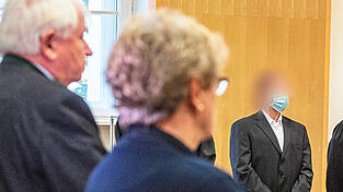 Die Eltern der get&ouml;teten Maria Baumer, Maria und Alois (l.) m&uuml;ssen am Dienstag noch einmal 'die Geschichte, die mit dem Tod Marias' endete, ertragen. Der angeklagte Christian F. (r.) muss lebenslang ins Gef&auml;ngnis. Die Richter stellten zudem die besondere Schwere der Schuld fest.