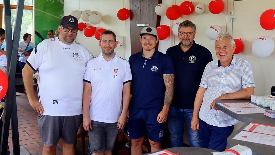 Auch Tigers-Spieler Marcel Brandt (Mitte) war bei der Typisierungsaktion vor Ort.