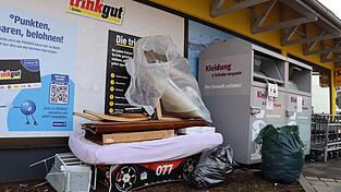 Ein Kinderbett, eine Matratze, eine Schrankt&uuml;r: Der Stapel aus Sperrm&uuml;ll ist beinahe so hoch wie die Altkleidercontainer daneben.
