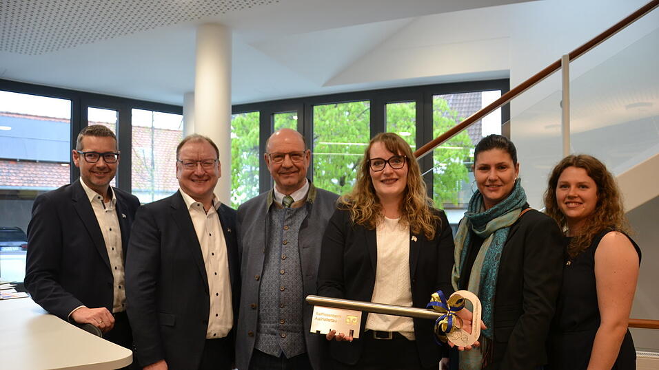 Die Architekten Walther Trathnigg (3. v. l.) und Kathrin Maiwald (2. v. r.) &uuml;berreichten den Schl&uuml;ssel zur neugestalteten Gesch&auml;ftsstelle der Raiffeisenbank in Au an Filialleiterin Stefanie Wagner (3. v. r.), die beiden Vorst&auml;nde Thomas und Florian Maier (v. l.) und stellvertretende Gesch&auml;ftsstellenleiterin Lisa Liewald (rechts).