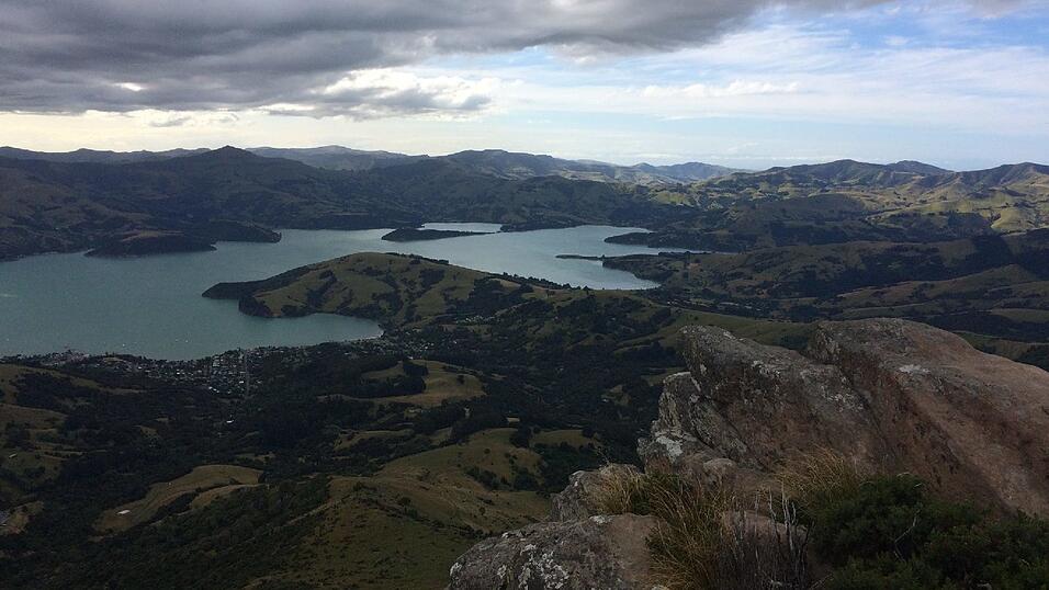 Die Aussicht von der Spitze der Wanderung in Akaroa. Von dort hat man einen perfekten Ausblick auf die ganze Bucht.
