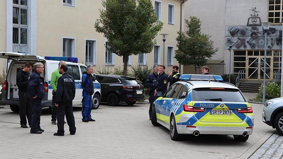 Das Gelände der Berufsschule in Straubing wurde mehrere Stunden von Polizeibeamten durchsucht. Das Gelände der Berufsschule in Straubing wurde mehrere Stunden von Polizeibeamten durchsucht.
