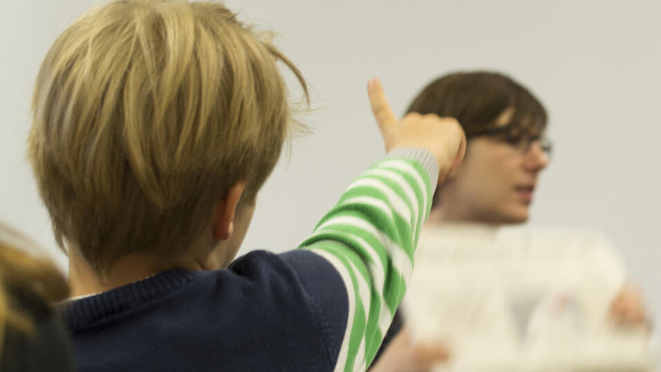 Sehr interessiert hörten die Viertklässler der Grundschule Neukirchen den Erzählungen der Straubinger Redakteurin Tanja Pfeffer zu. Lena Eibl, Praktikantin in der Jugendredaktion, hielt die Schulstunde in Bildern fest. Sehr interessiert hörten die Viertklässler der Grundschule Neukirchen den Erzählungen der Straubinger Redakteurin Tanja Pfeffer zu. Lena Eibl, Praktikantin in der Jugendredaktion, hielt die Schulstunde in Bildern fest.