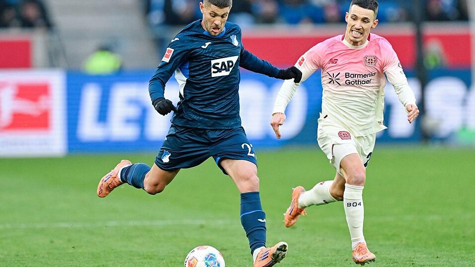 Bayer und Grimaldo (r.) rennen gegen Hoffenheim und Kramaric viel hinterher.