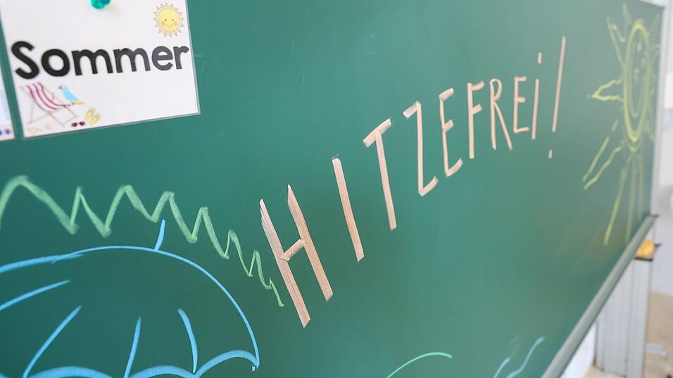 Ob es Hitzefrei gibt, liegt weitgehend im Ermessen der Schulleitung. Die Regeln variieren je nach Bundesland. Ob es Hitzefrei gibt, liegt weitgehend im Ermessen der Schulleitung. Die Regeln variieren je nach Bundesland.