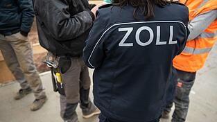 In München durchsuchten Zoll-Mitarbeiter 90 Betriebe (Symbolbild). In München durchsuchten Zoll-Mitarbeiter 90 Betriebe (Symbolbild).