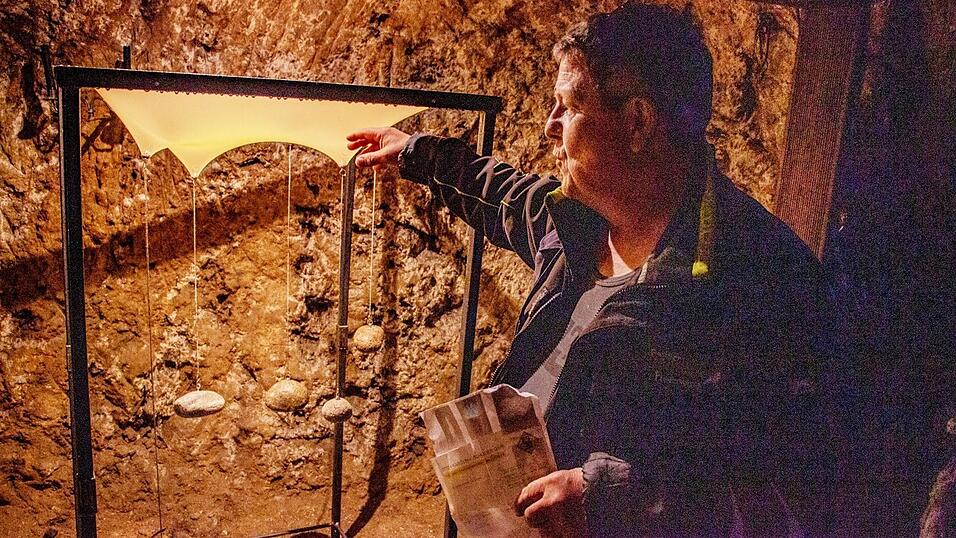 Rolf Sch&uuml;ler erkl&auml;rt, wie er mit seinen Technikern das &bdquo;Lichtgebirge&ldquo; entwickelt hat und wo herausfordernd war.