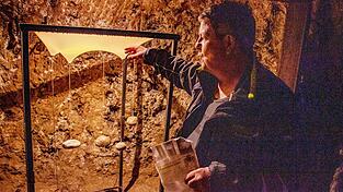 Rolf Sch&uuml;ler erkl&auml;rt, wie er mit seinen Technikern das &bdquo;Lichtgebirge&ldquo; entwickelt hat und wo herausfordernd war.