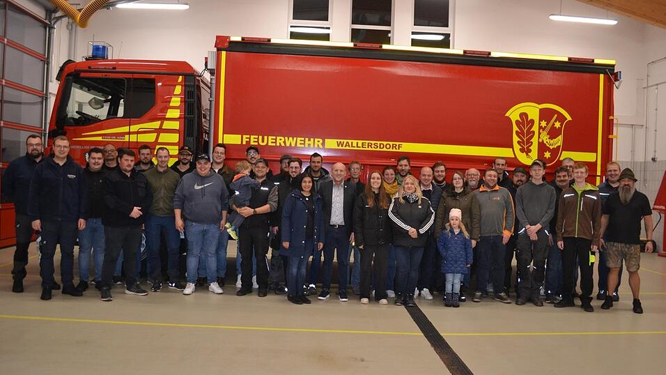 Die gesamte Mannschaft freut sich über das neue Fahrzeug, eine Besonderheit, das auf der Plane angebrachte Wallersdorfer Wappen. Die gesamte Mannschaft freut sich über das neue Fahrzeug, eine Besonderheit, das auf der Plane angebrachte Wallersdorfer Wappen.