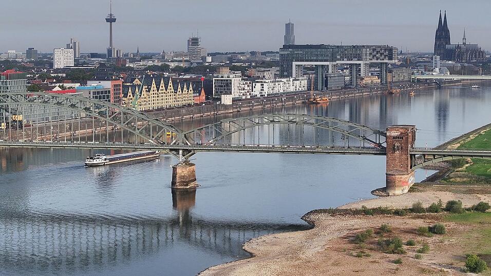 Das Niedrigwasser des Rheins hat in Köln einen neuen historischen Tiefststand erreicht. Das Niedrigwasser des Rheins hat in Köln einen neuen historischen Tiefststand erreicht.