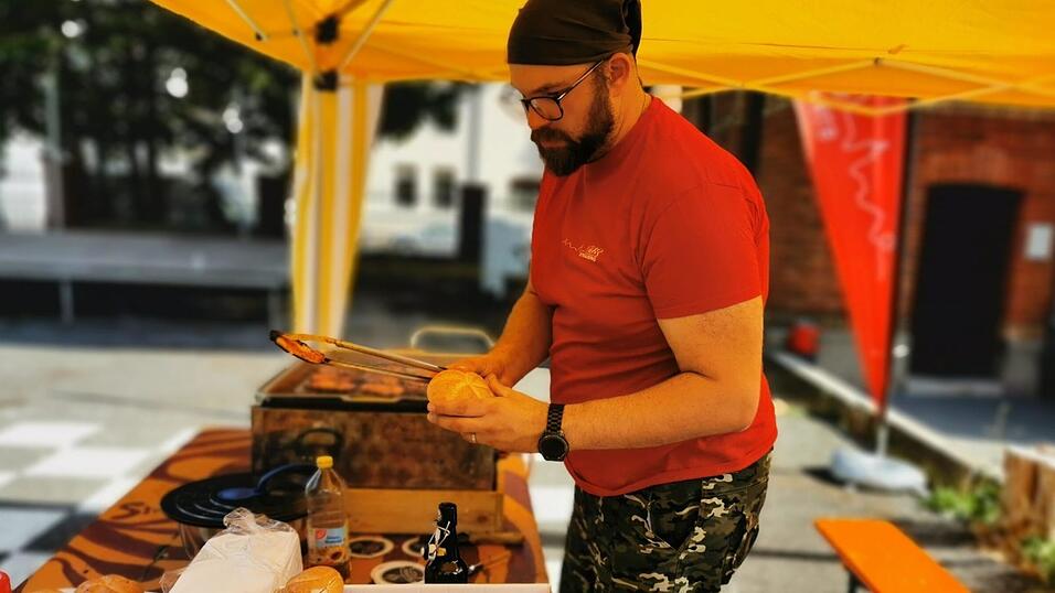 Michael Grosch aus dem Vorstand war der Grillmeister der Jubil&auml;umsfeier.