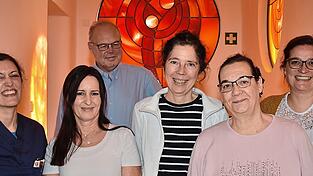 In fröhlicher Runde (von links): Dr. Eleene Kaiser, Tamara Aiglstorfer, Thomas Waitl, Astrid Dunn, Carola Hahn und Nicole Trentzsch. In fröhlicher Runde (von links): Dr. Eleene Kaiser, Tamara Aiglstorfer, Thomas Waitl, Astrid Dunn, Carola Hahn und Nicole Trentzsch.