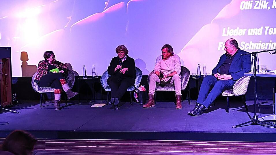 Sanne Kurz, Prof. Monika Grütters, Olli Zilk und Erhard Grundl (v.l.) beim Kulturdialog. Sanne Kurz, Prof. Monika Grütters, Olli Zilk und Erhard Grundl (v.l.) beim Kulturdialog.