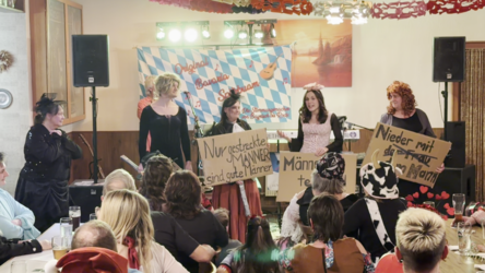 Die Frauen forderten Gleichberechtigung bei den Jobs, die dann aber zu langweilig oder zu unmodisch waren. Die Frauen forderten Gleichberechtigung bei den Jobs, die dann aber zu langweilig oder zu unmodisch waren.