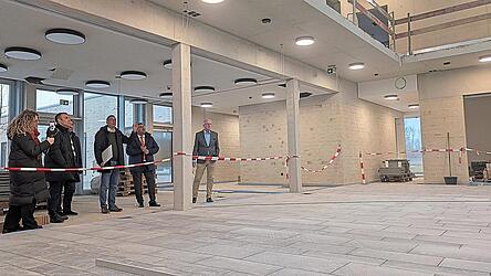 Dr. Helmut Steininger zeigte den Gästen der VR-Bank das Schmuckstück des Förderzentrums, die neue Aula, die aktuell gefliest wird. Dr. Helmut Steininger zeigte den Gästen der VR-Bank das Schmuckstück des Förderzentrums, die neue Aula, die aktuell gefliest wird.