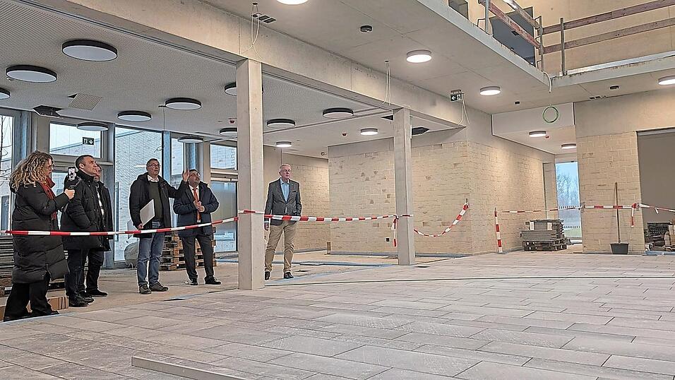 Dr. Helmut Steininger zeigte den Gästen der VR-Bank das Schmuckstück des Förderzentrums, die neue Aula, die aktuell gefliest wird.