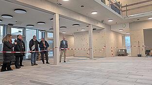 Dr. Helmut Steininger zeigte den Gästen der VR-Bank das Schmuckstück des Förderzentrums, die neue Aula, die aktuell gefliest wird.