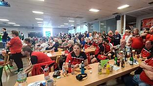 Die mitgereisten Eschlkamer Fans unterstützten das Team kräftig.