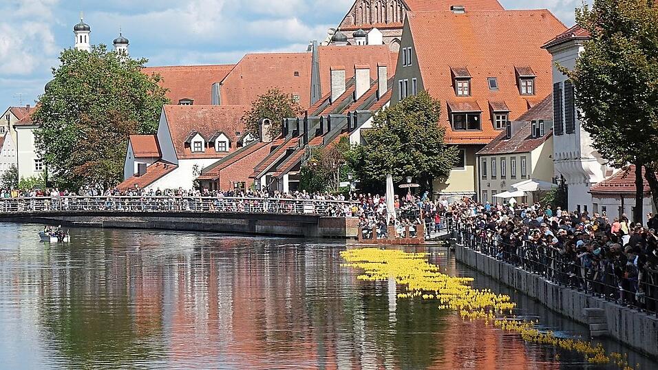Tausende Besucher säumten beim Entenrennen das Isarufer und feuerten die gelben 'Athleten' begeistert an. Tausende Besucher säumten beim Entenrennen das Isarufer und feuerten die gelben 'Athleten' begeistert an.