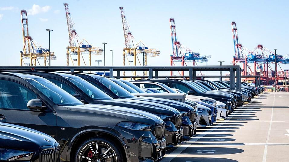 Neuwagen werden im Hafen von Bremerhaven auf Schiffe verladen. (Archivbild)