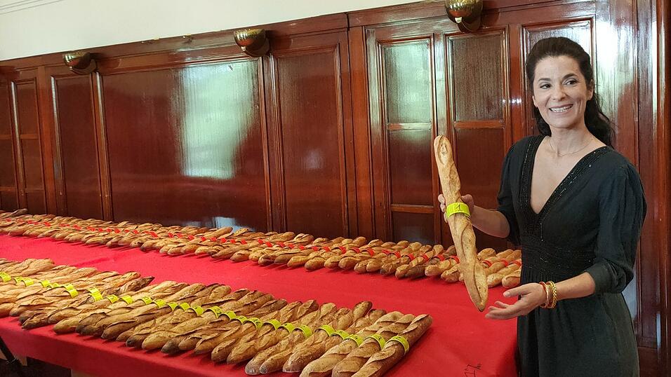 Juryvorsitzende Olivia Polski zeigt, wie in Paris ein Baguette aussehen soll.