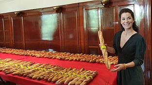 Juryvorsitzende Olivia Polski zeigt, wie in Paris ein Baguette aussehen soll.