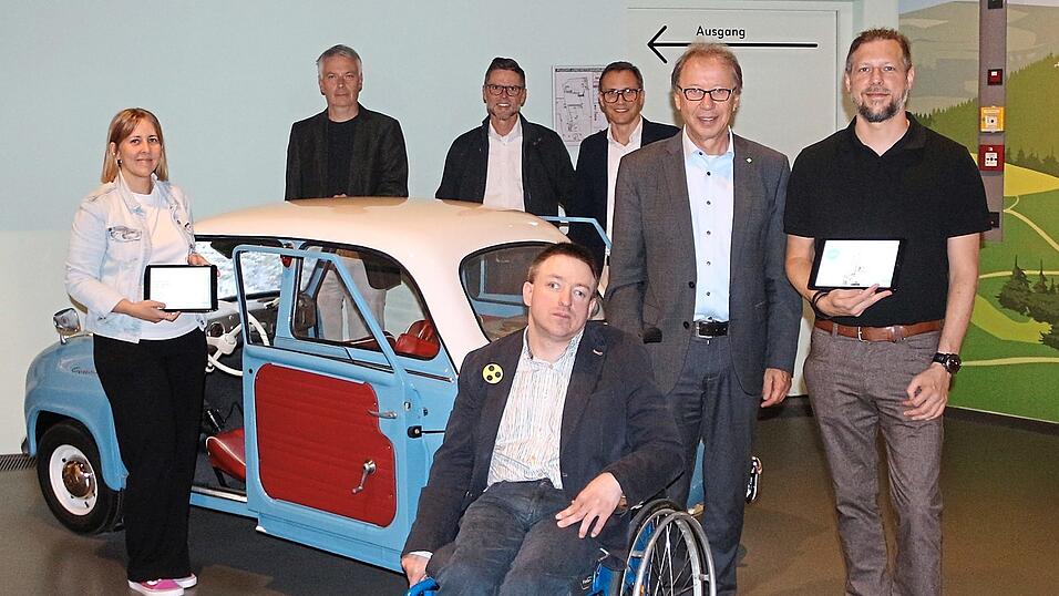 Vor einem Goggomobil T250 ließen sich Museumspädagogin Susanne Moldaschl (von links), OTH-Professor Christian Zürner, Holger Lauer, Prokurist der KJF-Werkstätten, Andreas Kuhn, Bertin Abbenhues (KJF) und Mario Franz (KJF) im Haus der Bayerischen Geschichte ablichten. Vorne Sebastian Müller (KJF). Vor einem Goggomobil T250 ließen sich Museumspädagogin Susanne Moldaschl (von links), OTH-Professor Christian Zürner, Holger Lauer, Prokurist der KJF-Werkstätten, Andreas Kuhn, Bertin Abbenhues (KJF) und Mario Franz (KJF) im Haus der Bayerischen Geschichte ablichten. Vorne Sebastian Müller (KJF).
