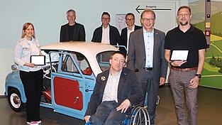 Vor einem Goggomobil T250 ließen sich Museumspädagogin Susanne Moldaschl (von links), OTH-Professor Christian Zürner, Holger Lauer, Prokurist der KJF-Werkstätten, Andreas Kuhn, Bertin Abbenhues (KJF) und Mario Franz (KJF) im Haus der Bayerischen Geschichte ablichten. Vorne Sebastian Müller (KJF).