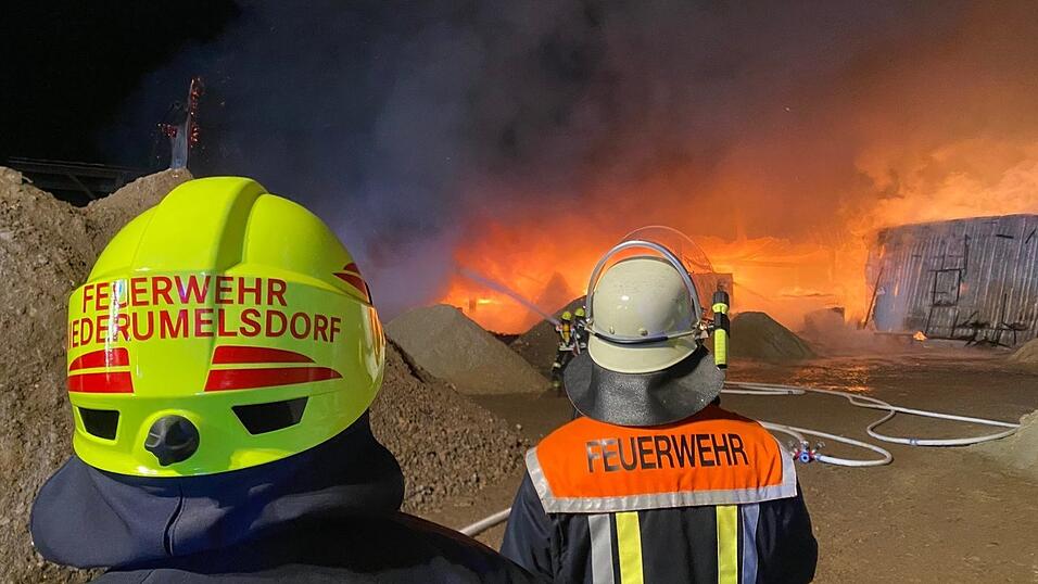 Ein größeres Aufgebot der Feuerwehr war seit dem frühen Dienstagmorgen auf dem Anwesen im Einsatz. (Symbolbild)