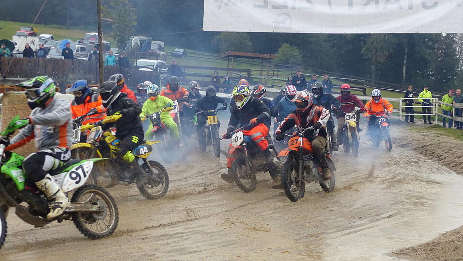Mit Vollgas gingen die 27 Teams mit ihren Zweitaktern beim Startschuss auf die Strecke. Mit Vollgas gingen die 27 Teams mit ihren Zweitaktern beim Startschuss auf die Strecke.