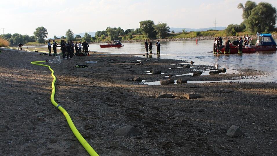 Die Straubinger Feuerwehr löschte am Montagnachmittag einen Brand am Donauufer.