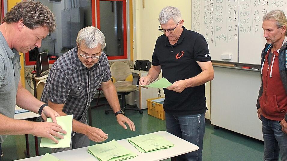 BI-Vorsitzender Johann Zehentner (r.) beobachtet gespannt die Auszählung zum Bürgerentscheid.