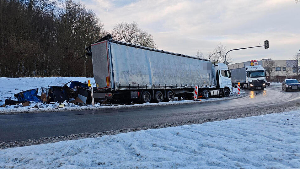 Ein Lastwagen ist am Kaserneneck in den Graben gerutscht.