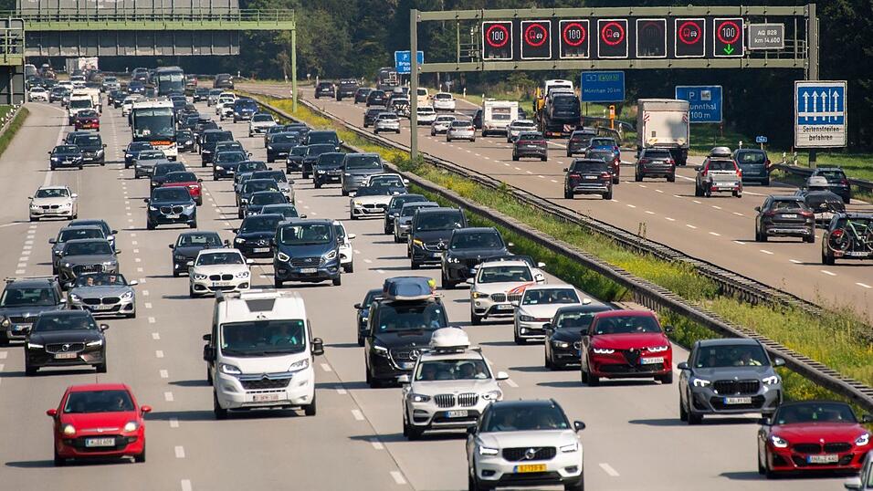 Auch auf der Autobahn 8 rechnet der ADAC wieder mit viel Verkehr rund um den Feiertag. (Archivbild)