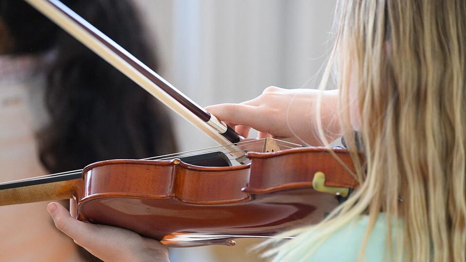 Sozialleistungen für Kinder reichen nicht für Geigenunterricht. Sozialleistungen für Kinder reichen nicht für Geigenunterricht.